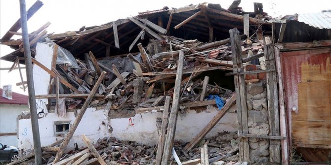 Peş peşe sallanan Çankırı'da bazı binalar ağır hasar aldı