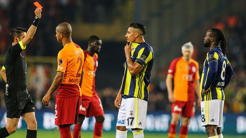Galatasaray Fenerbahçe maçında kartlar havada uçuşuyor