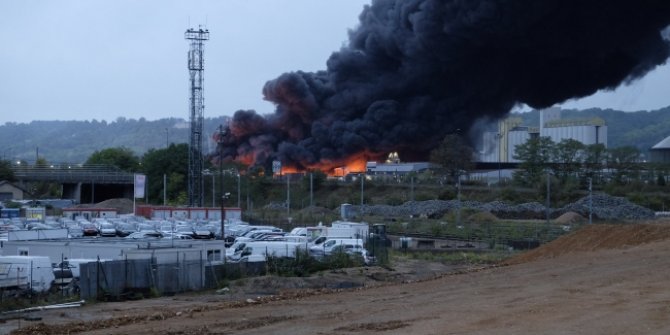 Fransa'da kimya fabrikasında yangın! (Gece başladı)