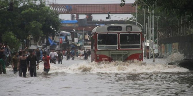 Hindistan'da aşırı yağışların bilançosu artıyor