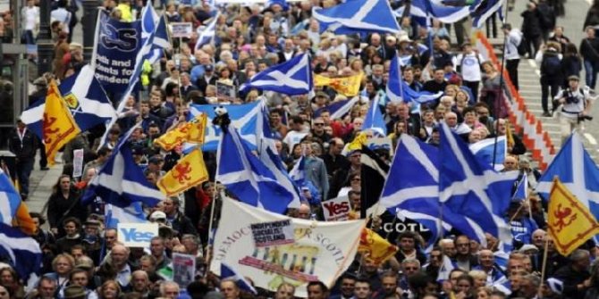 Birleşik Krallık'a bölünme tehdidi: İskoçlar sokaklara döküldü