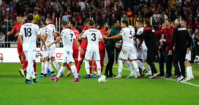 Türkiye Arnavutuk maçında gerginlik! İki oyuncu birbirine girdi