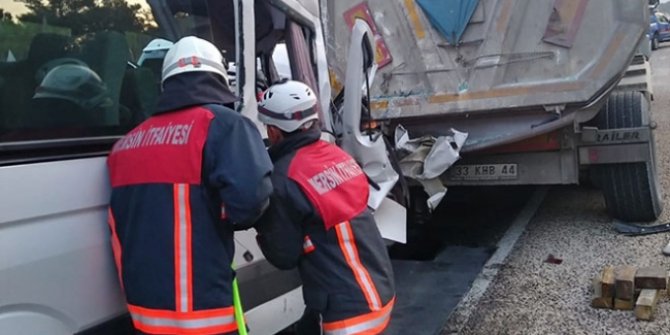 Silifke ilçesinde işçileri taşıyan servis kamyona çarptı: 2 ölü, 11 yaralı