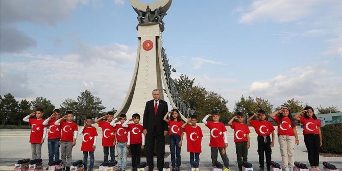 Öğrenciler Cumhurbaşkanı Erdoğan'ı asker selamıyla karşıladı