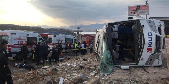 Kayseri'de feci kaza! Midibüs devrildi, çok sayıda yaralı var