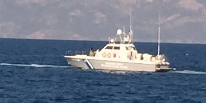 Yunan Sahil Güvenlik teknesi düzensiz göçmen taşıyan bota çarptı