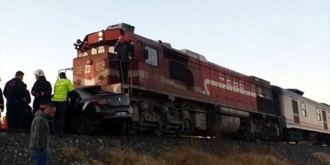 Tren otomobili 200 metre sürükledi: 1 ölü 2 yaralı