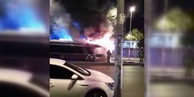 Park halindeki halk otobüsü yandı