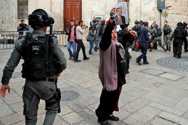 İsrail polisi Erdoğan posteri taşıyan kadına saldırdı