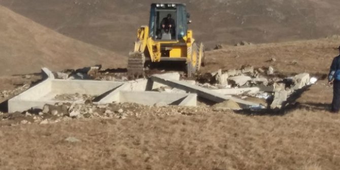 Yaylalardaki 9 kaçak yapının inşaat temeli kapatıldı