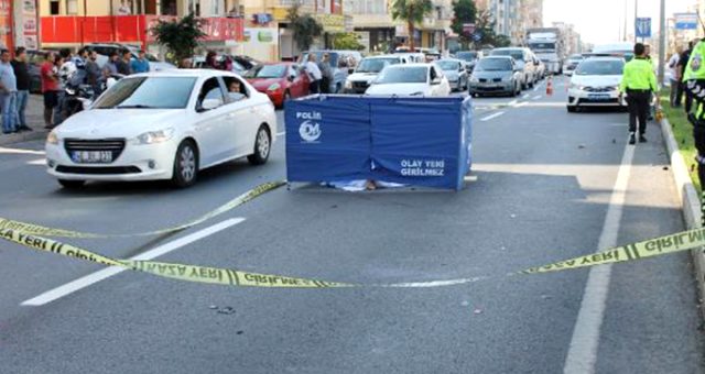 Motosikletin çarptığı, üzerinden otomobil geçen kadın öldü