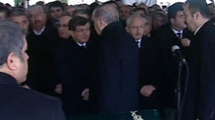 Cenazede soğuk rüzgarlar! Erdoğan elini sıkmadı