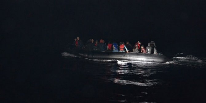 Lastik bot içinde 51 düzensiz göçmen yakalandı