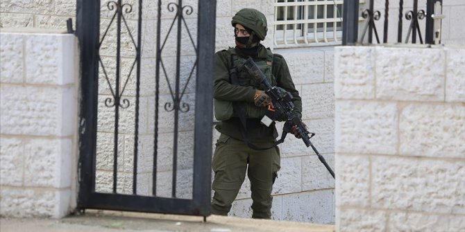 İsrail güçleri 2'si çocuk 25 Filistinliyi gözaltına aldı