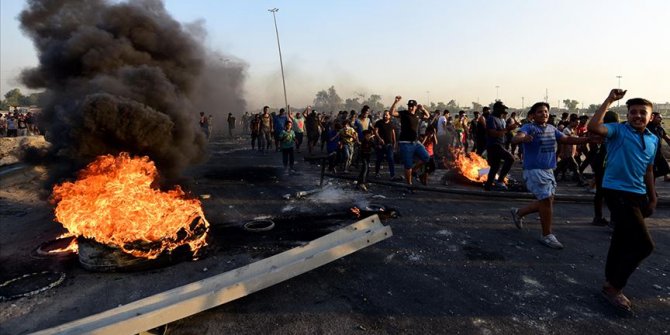 Iraklı göstericiler Basra'da petrol kuyularına giden yolu kapattı