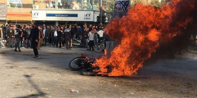 İran'da benzin zammı protestoları devam ediyor (3 bin ATM zarar gördü)
