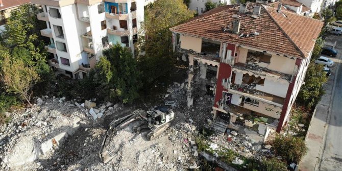 Büyükçekmece'de risk taşıyan 5 bina yıkıldı