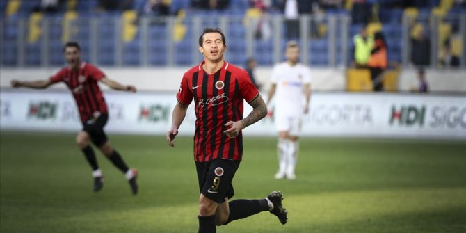32 yaşındaki Rumen golcü Stancu formunu profesyonelliğe borçlu
