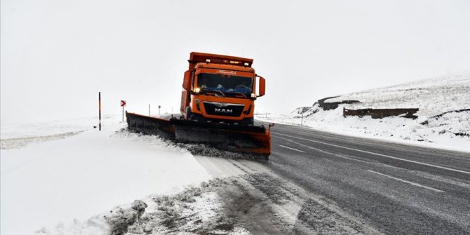 Kar ve tipi hayatı olumsuz etkiledi! Van'da 28 yerleşim yerinin yolu kapandı!