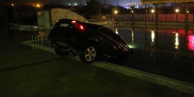 Otomobil otelin yüzme havuzuna düştü