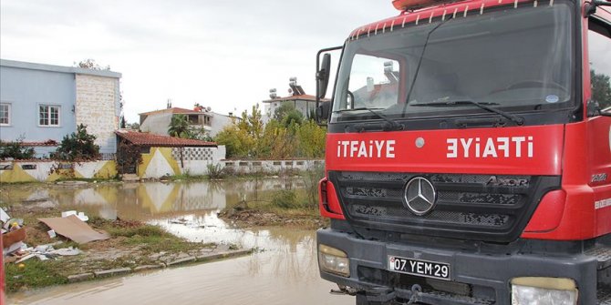 Antalya'da bazı evleri su bastı
