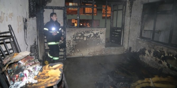 Yangın çıkan evde mahsur kalan 7 kişi kurtarıldı