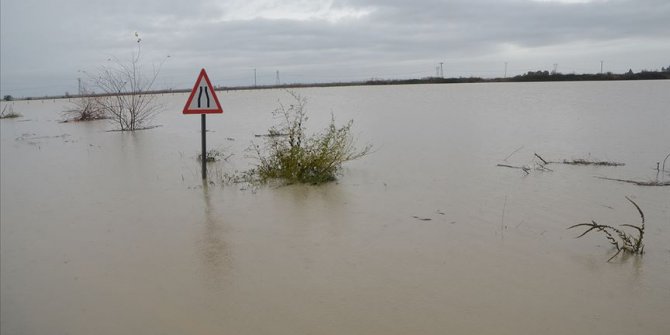 Adana'da sel Kozan-Ceyhan yolunu kapattı