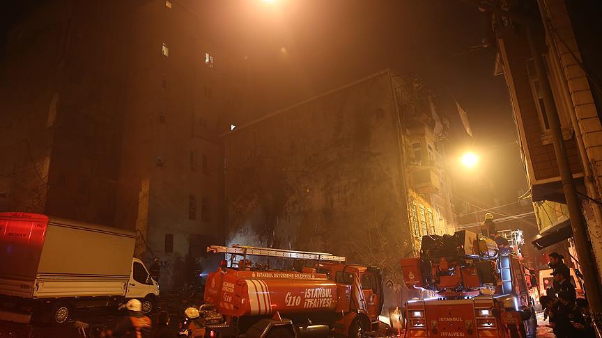 Beyoğlu'nda üç katlı binada yangın