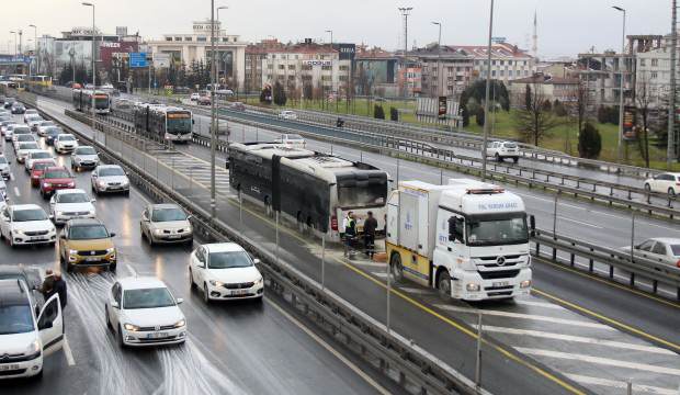 İstanbul'da metrobüs yangını! Seferlerde aksamalar yaşandı!