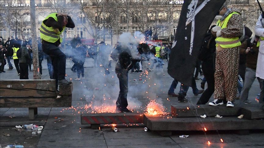 Fransa'da sarı yeleklilerin gösterileri şiddete dönüştü