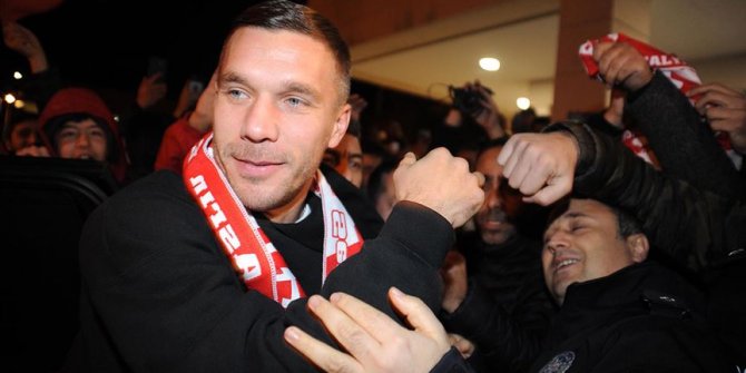 Antalyaspor, Lukas Podolski ile sözleşme imzaladı