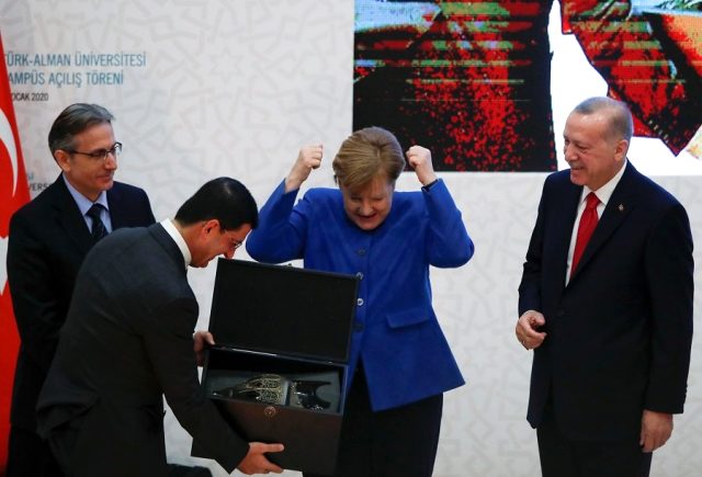 Erdoğan'ın hediyesi, Angela Merkel'i mest etti