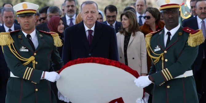 Erdoğan Cezayir'de Şehitler Abidesi'ne çelenk bıraktı