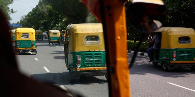 Hindistan'da otobüs ile 'tuk tuk' çarpıştı: 27 ölü