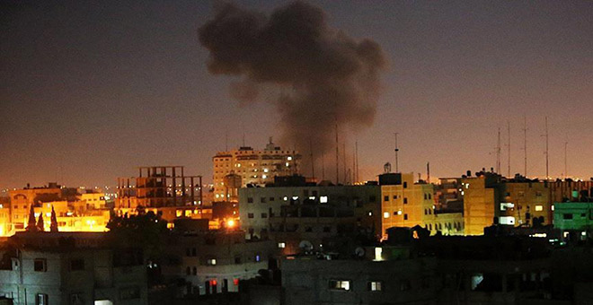 İsrail ordusu Gazze'yi vurdu‬