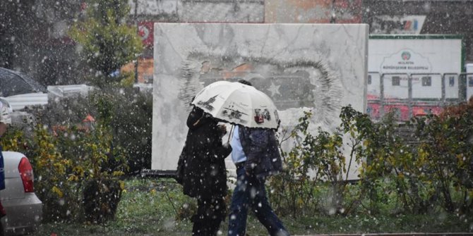 Kayseri'de yoğun kar yağışı hayatı olumsuz etkiliyor