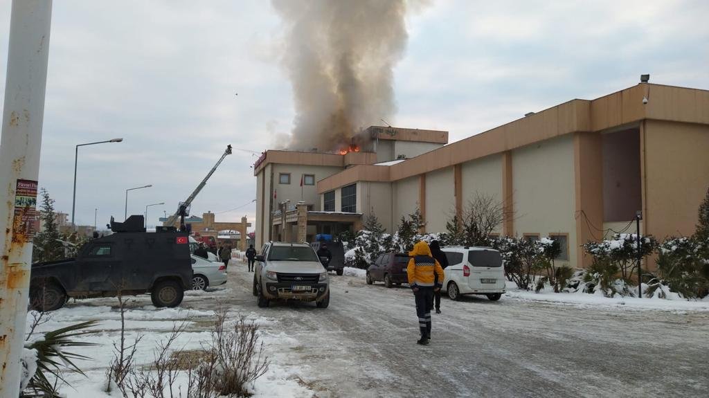Devlet hastanesinde yangın: Hastalar tahliye edildi