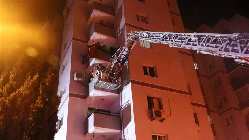 İzmir'de çıkan yangında 11 katlı bina boşaltıldı