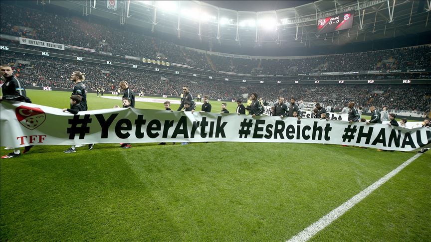 Beşiktaş-Trabzonspor maçında oyuncular sahaya ırkçılık karşıtı pankartla çıktı