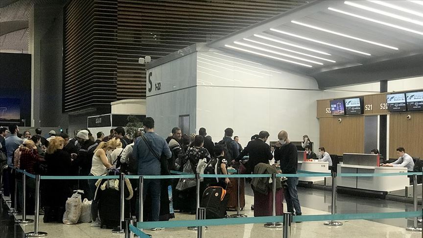 İranlı yolcular İstanbul'da kendileri için gelecek boş uçağı bekliyor