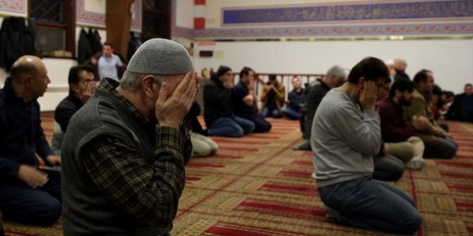 Türkiye şehitler için ellerini semaya açtı: Yurdun dört bir yanında sabah namazında dualar edildi