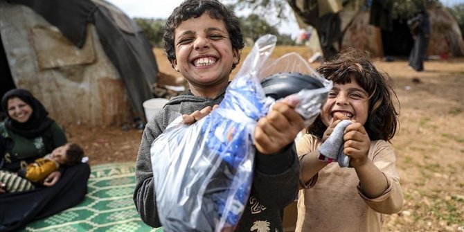 Sosyal medya aracılığla topladıkları yardımlarla İdlibli çocukları ısıttılar