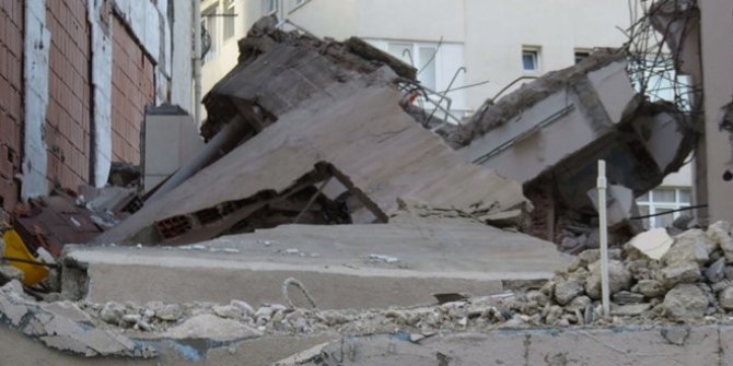 Üsküdar'da bina yıkımında çökme