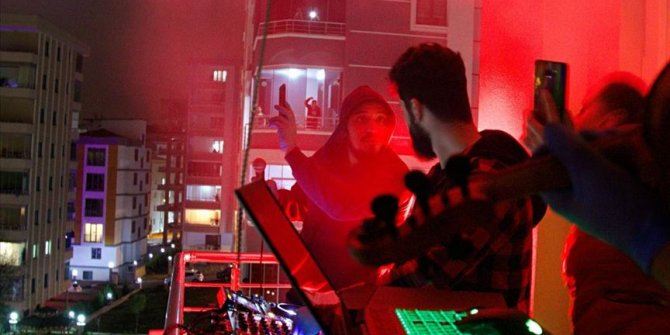 Samsun'da gençlerden evlerinde kalanlara 'balkon konseri'