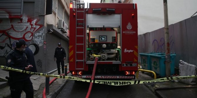 Beyoğlu'da 5 katlı iş hanında yangın