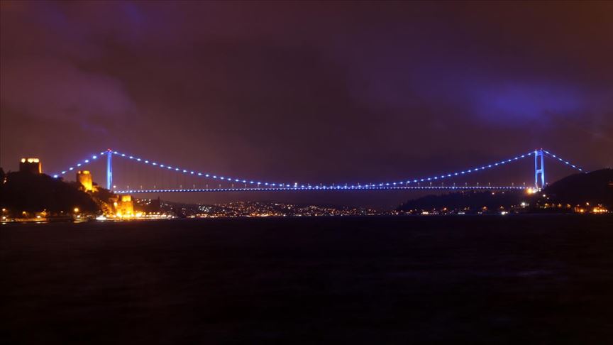 İstanbul'un simge yapıları otizm farkındalığı için maviye büründü