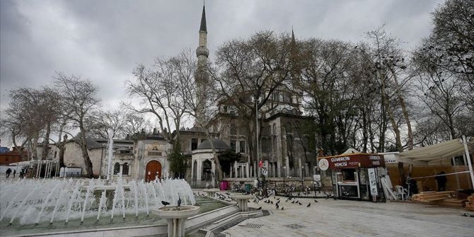 İstanbul'da camilerde cuma vaktinde sessizlik hakimdi