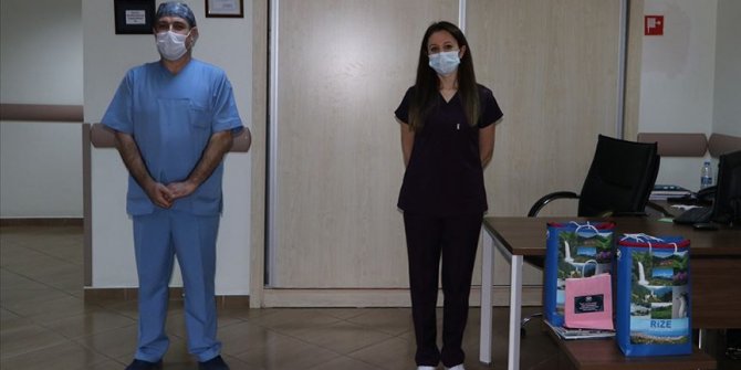 Rize'de 2 hemşire koronavirüsü yenerek alkışlarla göreve döndü