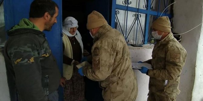 Mehmetçik devletin yardım elini en ücra köylere ulaştırıyor