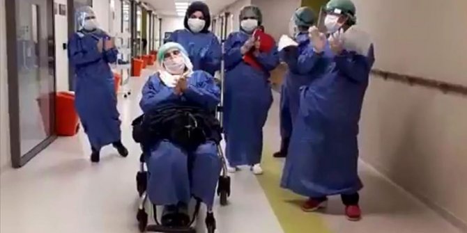 Elazığ'da Kovid-19'u yenen 14 hasta alkışlarla hastaneden ayrıldı
